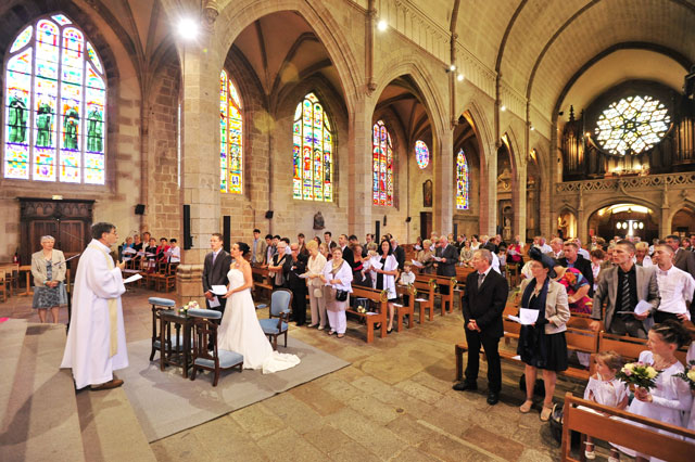 Photo des mariés entoonnant un chnat religieux