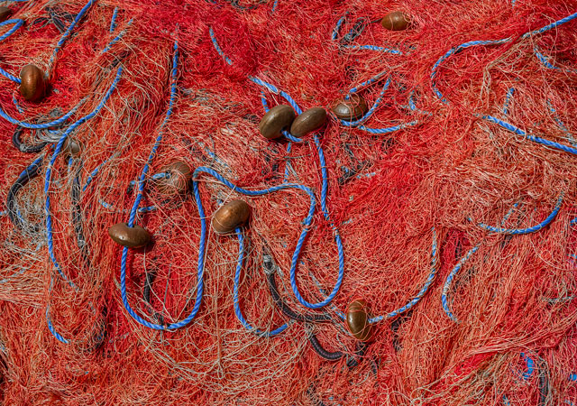 Photo sur filet de pêche rouge et bleu