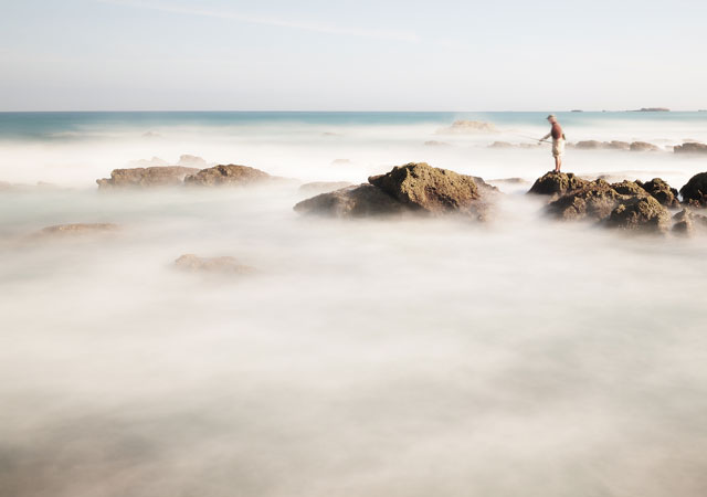Photo pêcheur avec effet pose longue ©Crazy Pixel.