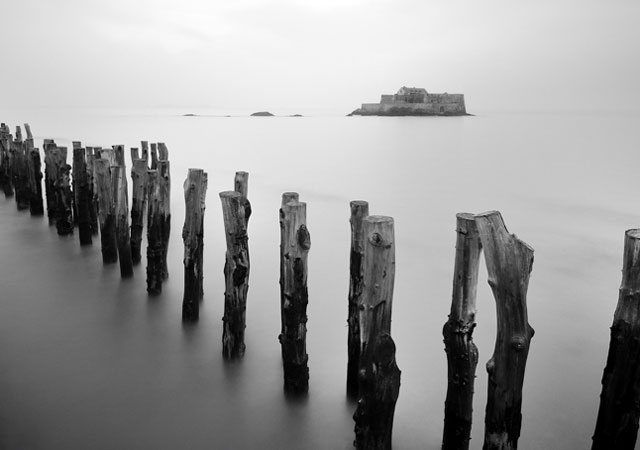 Photo pose longue Fort National St Malo par les brises lames du sillon