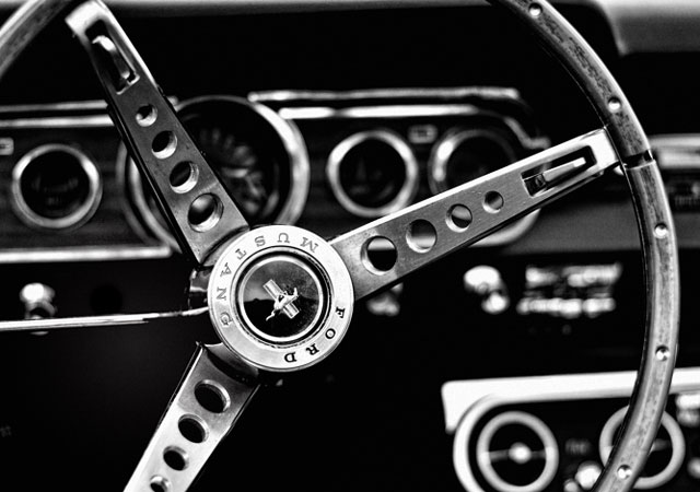 Photo noir et blanc volant Ford Mustang