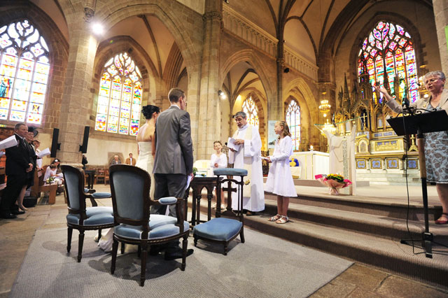 Photo des mariés entoonnant un chnat religieux